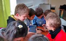 Nenos usando tablets.