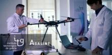 Técnicos del ITG y de Agasint trabajando en un dron.