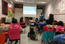Mozos nunha aula informática.