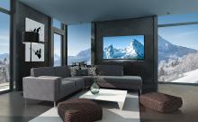 Un televisor LG OLED IA C8 en un salón cerca de las montañas.
