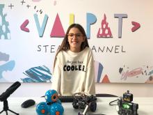 Valeria Corrales amosando os seus robots.