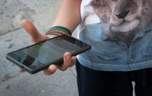 Mano sosteniendo un smartphone.