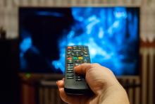 Mando a distancia apuntando a un televisor.