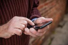 Mans usando un smartphone.
