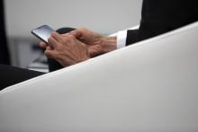 Mans usando un smartphone.