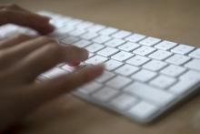 Manos sobre un teclado.