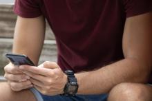 Mozo usando un smartphone.