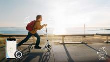 Imagen comercial del V-Multi Tracker mostrando un niño montando en patinete.