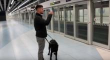 Persona ciega usando Navilens en el metro.