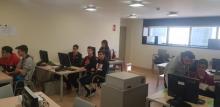 Adolescentes sentados en un aula informática.