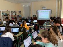 Niños en un aula informática.