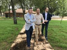 Ovidio Rodeiro y dos personas más durante la visita.
