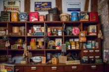 Estanterías con productos antiguos.