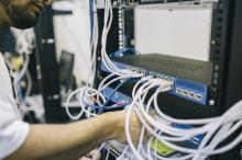 Operador manipulando un switch.