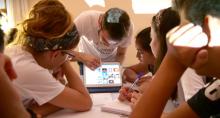 Voluntario formando a adolescentes en las TIC.