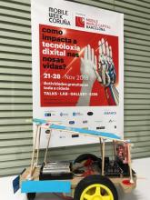 Robot casero delante del cartel de la Mobile Week.