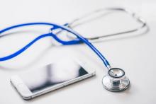 Un fonendoscopio xunto a un smartphone.