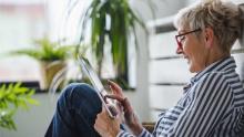 Persona mayor usando una tableta.