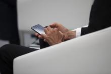 Mans usando un smartphone.