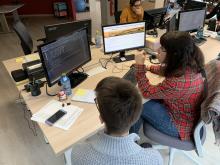 Un mozo do programa Tecnólog@ por un día atende as explicacións dunha profesional TIC.