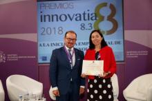 El rector Antonio López con carmen Álvarez, una de las promotoras de HGBeyond/ Imagen de Alberto Carrasco.
