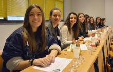 Chicascelebrando el Día de las Mujeres y las Niñas en la Ciencia.