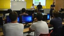 Alumnos en un aula informático.
