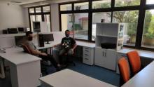 Dous dos alumnos implicados no espazo que lles acaba de ceder a Escola de Enxeñaría de Telecomunicación.