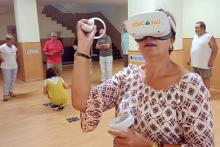 Muller usando lentes de realidade virtual.