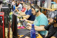 Participantes en una edición anterior de la XGN Encounter delante de sus ordenadores.