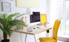 Imaxe montada dunha unidade central de Visualfy DSS sobre unha mesa de traballo.