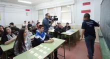 Voluntaria impartiendo una charla sobre ciberseguridad en un aula.