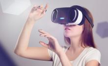 Una mujer utiliza unas gafas de realidad virtual.