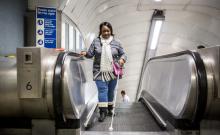 Unha moza cega utiliza Wayfindr no metro de Londres.