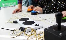 Dos mujeres con discapacidad juegan a un videojuego utilizan el Xbox Adaptive Controller.