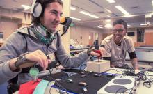 Un joven con discapacidad juega a videojuegos utilizando el Xbox Adaptive Controller.