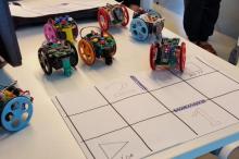 Robots programables encima de una mesa.